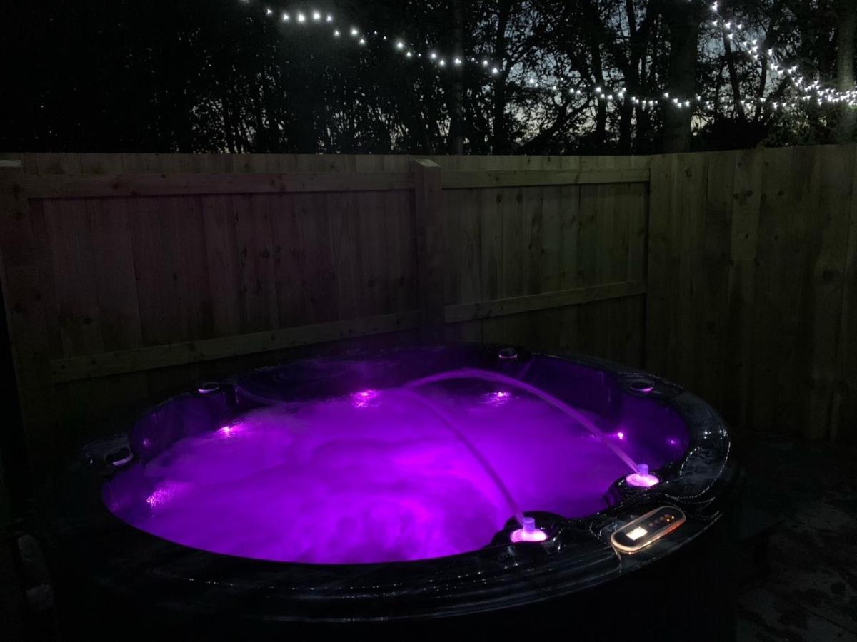 Lola Lodge - Luxury Hot Tub Retreat Newton on the Moor Esterno foto