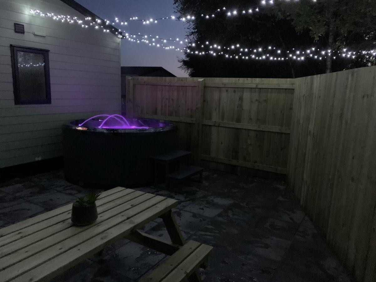 Lola Lodge - Luxury Hot Tub Retreat Newton on the Moor Esterno foto