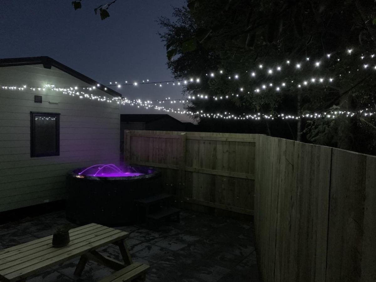 Lola Lodge - Luxury Hot Tub Retreat Newton on the Moor Esterno foto