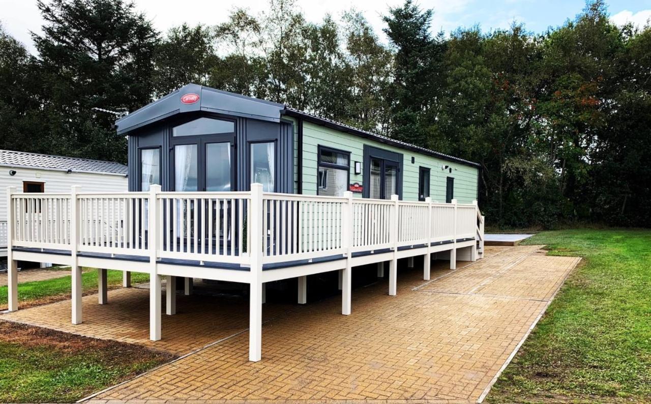 Lola Lodge - Luxury Hot Tub Retreat Newton on the Moor Esterno foto