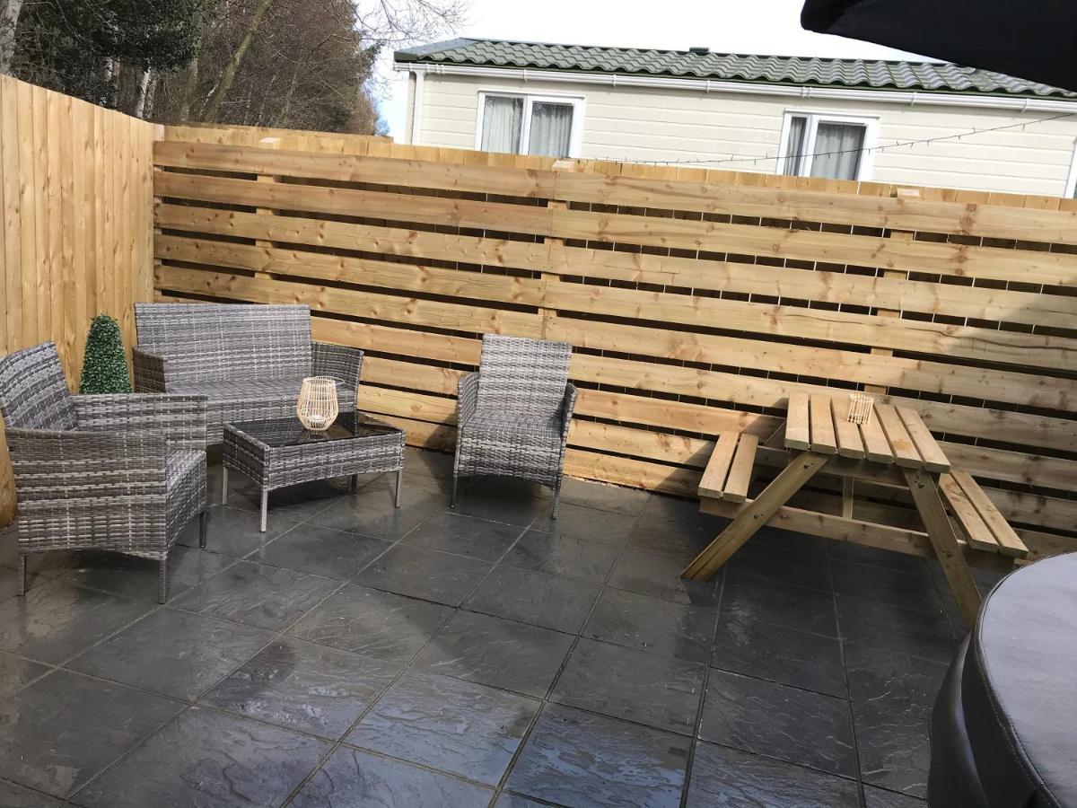 Lola Lodge - Luxury Hot Tub Retreat Newton on the Moor Esterno foto
